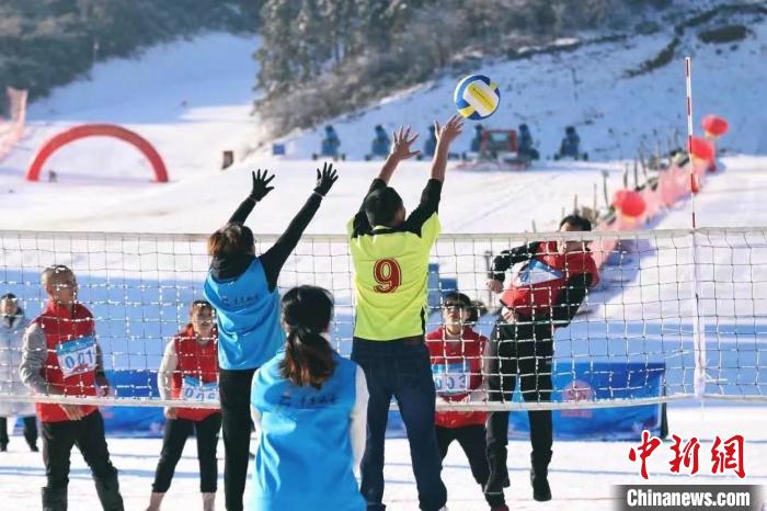 图为雪地气排球比赛。　活动主办方供图