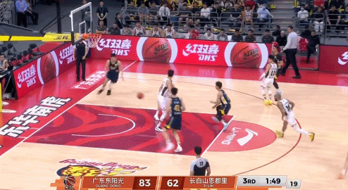 广东男篮大胜吉林，徐杰胡明轩带病坚持影响防