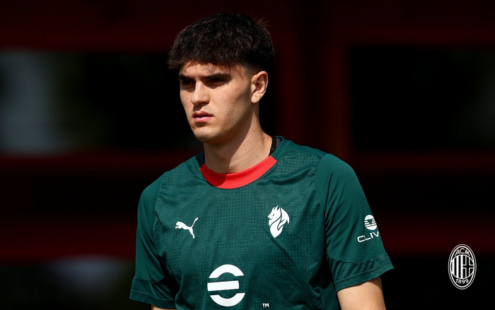 米兰队米兰内洛展开备战训练 师徒齐心冲刺新赛