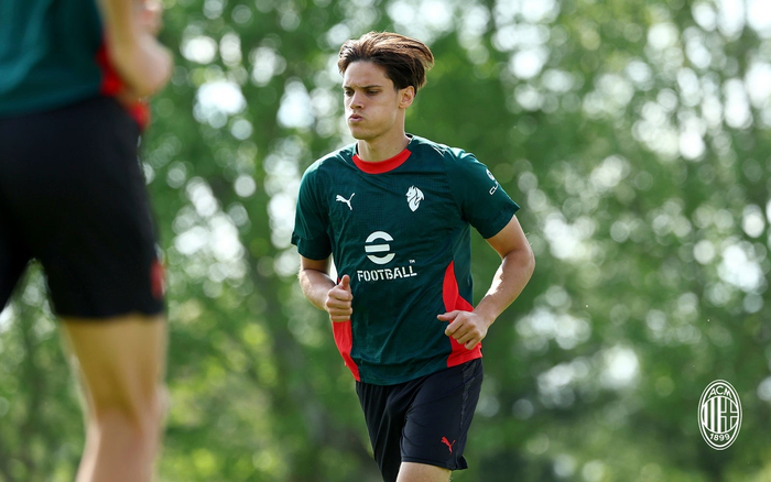 米兰队米兰内洛展开备战训练 师徒齐心冲刺新赛