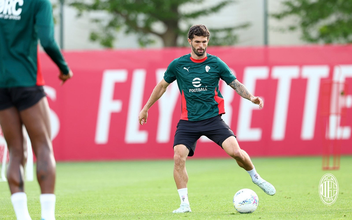 米兰队米兰内洛展开备战训练 师徒齐心冲刺新赛