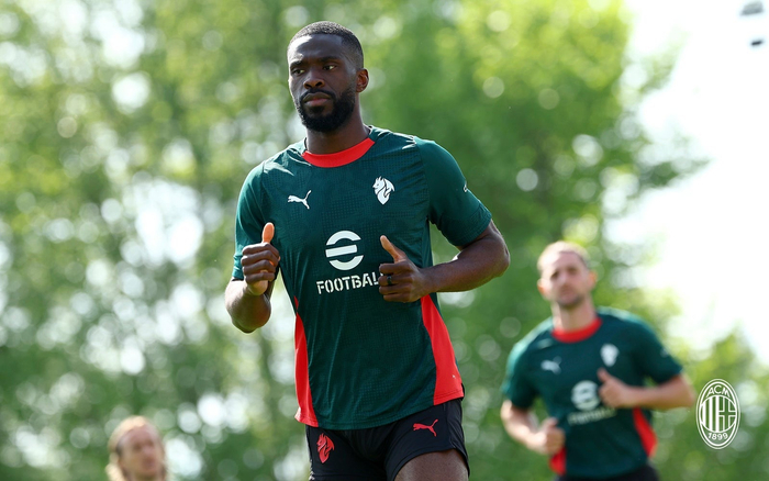 米兰队米兰内洛展开备战训练 师徒齐心冲刺新赛