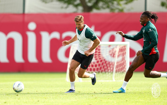 米兰队米兰内洛展开备战训练 师徒齐心冲刺新赛